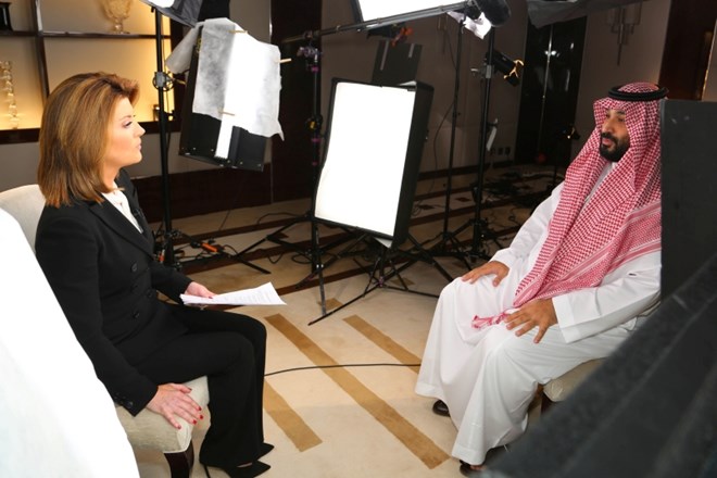 Savdski kronski princ Mohamed bin Salman v pogovoru z novinarko Norah O'Donnell med snemanjem oddaje 60 Minutes.