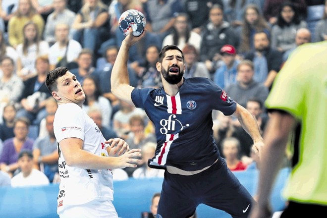 Nikola Karabatić (z žogo) in soigralci iz PSG so premagali Elverum s 25:22.