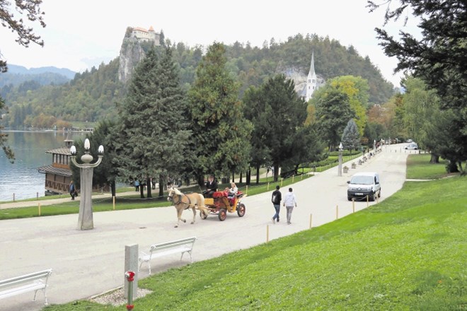 Promenada ob Blejskem jezeru naj bi prihodnje leto dočakala obnovo, obalo jezera, ki se ponekod pogreza, pa bodo utrdili.