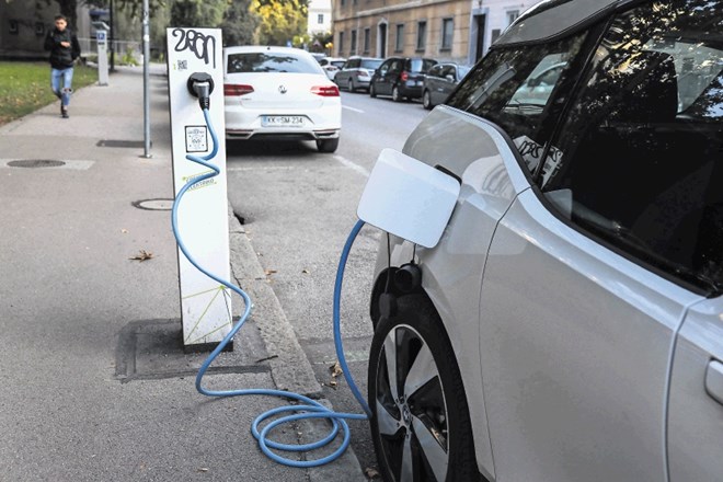 Prek zunanjega priključka lahko polnimo električna vozila in priključne hibride, »običajnih« hibridov pa ne.