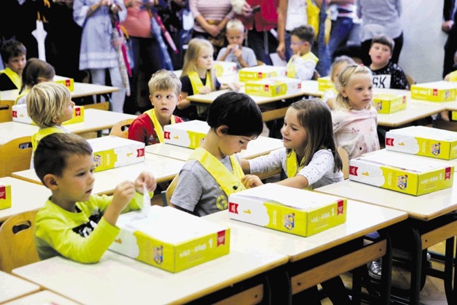 Anketa je pokazala, da samostojni delovni zvezki, ki so kombinacija učbenikov in delovnih zvezkov, izpodrivajo učbenike....