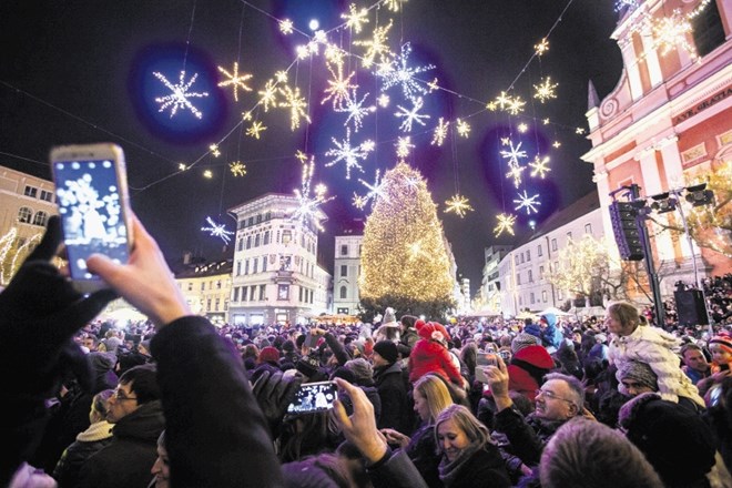 Prižig praznične razsvetljave vsako leto v mesto privabi množico ljudi.