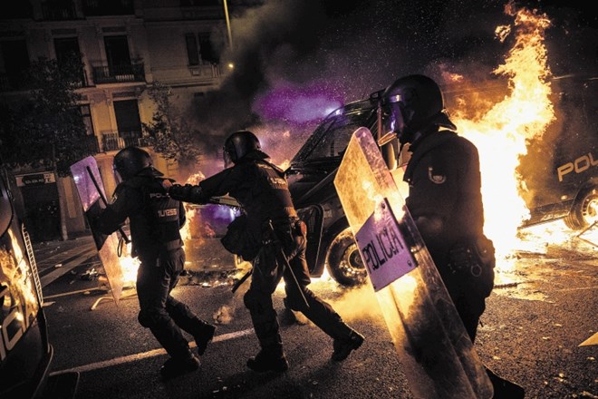 V noči na četrtek so mirne demonstracije za neodvisnost Katalonije v Barceloni organizatorjem povsem ušle iz rok, ko so se...