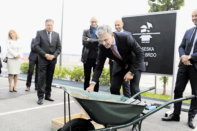 S polaganjem temeljnega kamna je Stanovanjski sklad Republike Slovenije uradno obeležil začetek gradnje stanovanjske soseske...