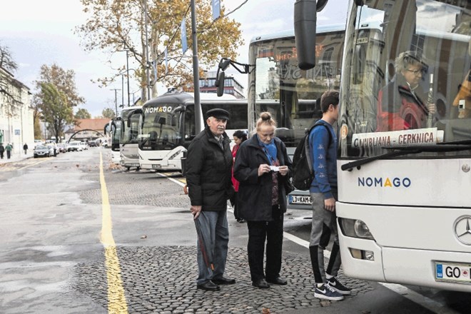 Upokojenci naj bi se v prihodnje na medkrajevnih avtobusih in vlakih vozili zastonj. Težav javnega potniškega prometa to...