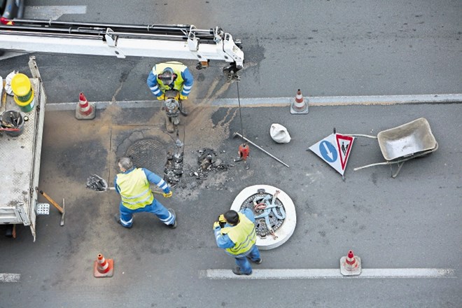 Tuji delavci bodo na Info točki dobili vse potrebne informacije. Slika je simbolična.