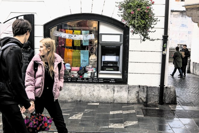 V Stari Ljubljani je bankomat nameščen nedaleč od tam, kjer je Nova Ljubljanska banka pred leti svojega umaknila.