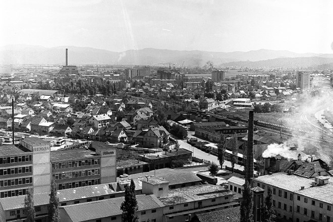 Pogled preko Kolinske na naselje družinskih hiš v Zeleni jami leta 1971