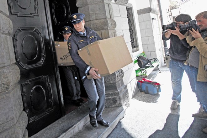 V upravi kriminalistične policije pravijo, da se primeri, ko osumljenec ob hišni preiskavi ni dosegljiv, dogajajo predvsem...