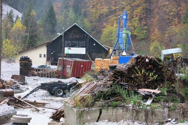 Novembrsko deževje je opozorilo na nedokončano sanacijo plazu, ki se je nad Belco sprožil pred letom dni.