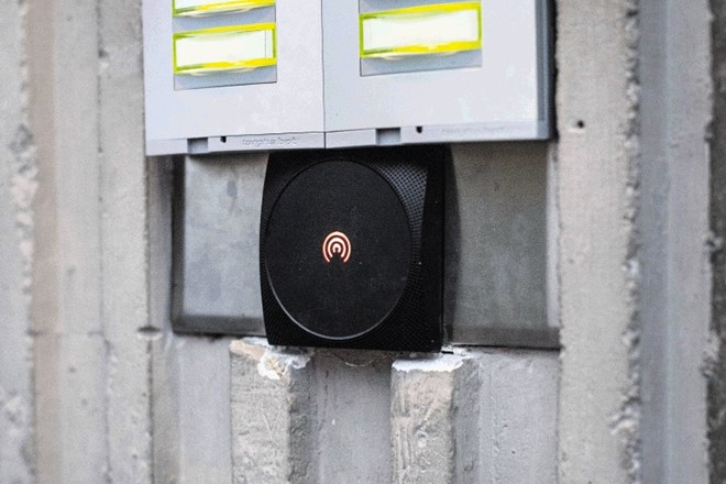 Zaradi  elektronskih ključavnic na vhodih imajo poštarji, dostavljalci in reševalci težave pri vstopanju v večstanovanjske...