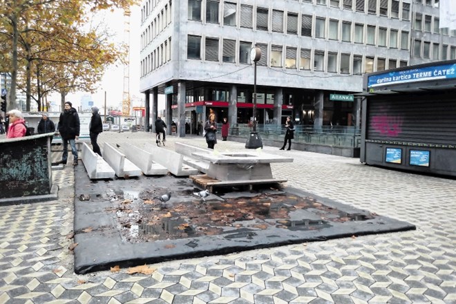 Namesto korita z zelenjem bo občina na Bavarskem dvoru postavila nove klopi.