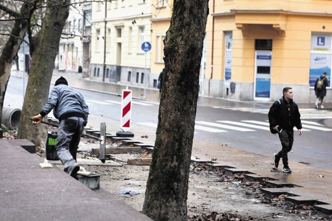 Poljanska cesta bi morala biti prvotno končana junija, a so njeno dokončanje že dvakrat podaljšali.