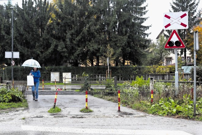 Nivojski prehod naj bi po dveh  nesrečah s smrtnim izidom do konca decembra zavarovali z zapornicami.