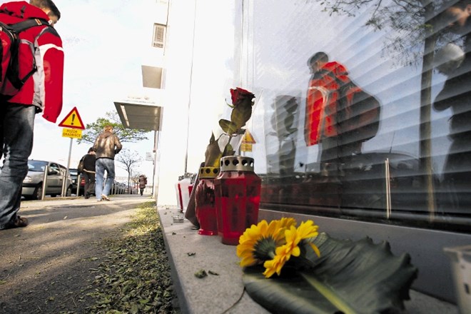 Leta 2014 je moški v Kotnikovi ulici v Ljubljani zabodel svojo zobozdravnico in nato še sebe. Zdravnica je v kliničnem centru...