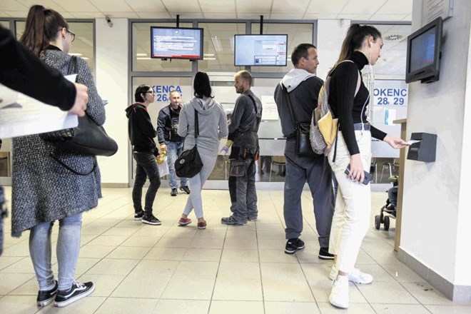 Zaradi sesutja sistema na upravni enoti Ljubljana stranke že cel teden ne dobivajo dokumentov