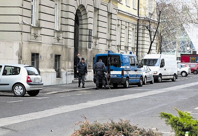 Na mariborskem okrožnem sodišču zadnjega dogodka, ko je zaradi ene besede (sodniki so obsojencu le določili, ne pa tudi...