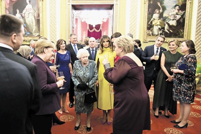 Britanska kraljica Elizabeta II. je na sprejemu voditeljev Nata v Buckinghamski palači skupaj z nemško kanclerko Angelo...