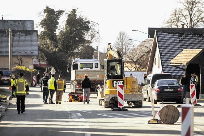 Po besedah direktorice Domplana, investitorja in nadzornika gradnje, naj bi danes že našli najverjetnejše mesto poškodbe na...