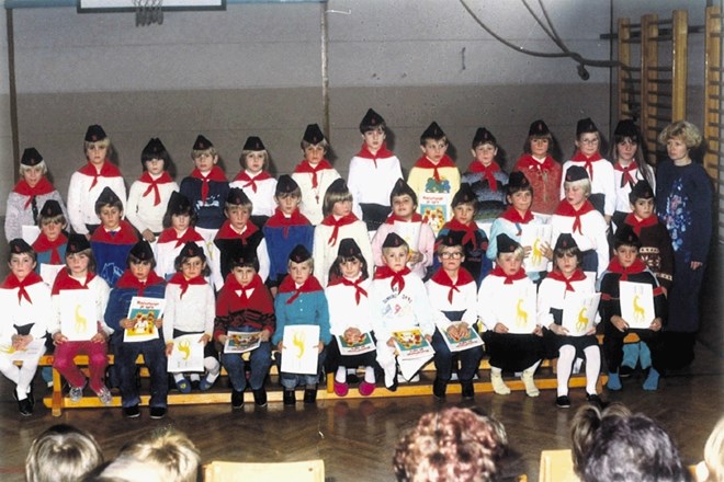 Učenci 1. a in 1. b  OŠ Jurovski Dol jeseni 1989 z razredničarko 1. b Antonijo Hudales. Na fotografiji manjka razredničarka...