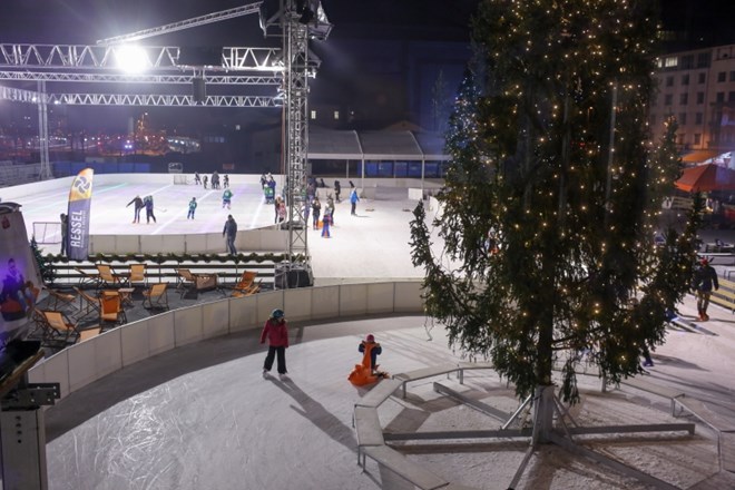 Po slovenskih mestih v prazničnem decembru poleg božičnih bazarjev vabijo tudi drsališča, ki nudijo zimsko rekreacijo.