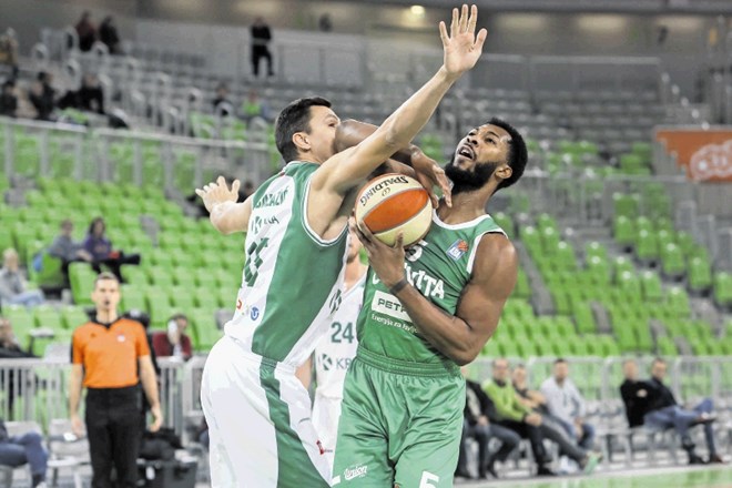 Michael Hopkins (z žogo) je bil najboljši igralec Olimpije na tekmi proti Krki (levo Jure Balažič), ki so jo Ljubljančani...