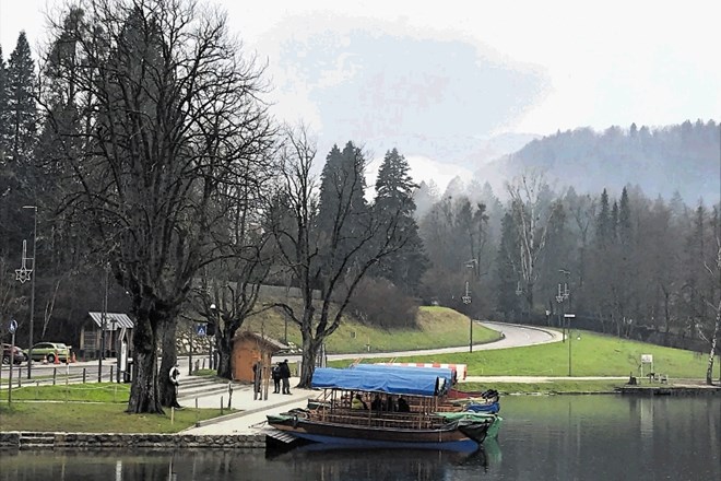 Tudi po preteku zadnjega roka za odstranitev objekta pristanišče Mlino na Bledu še vedno stoji in je v uporabi.