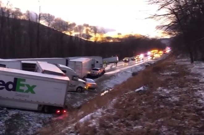 #video V Pensilvaniji verižno trčenje dvajsetih tovornjakov