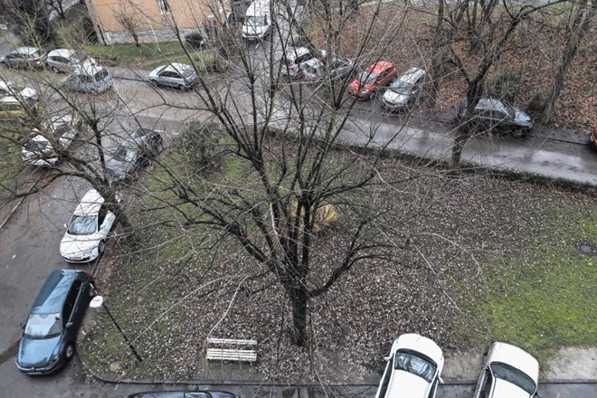 Tudi sredi dneva je Savsko naselje pogosto povsem polno avtomobilov, saj tam parkirajo zaposleni Fursa in UKC.