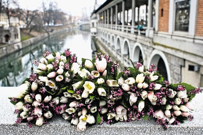 Na ljubljanski tržnici že lahko kupite šopke teloha.