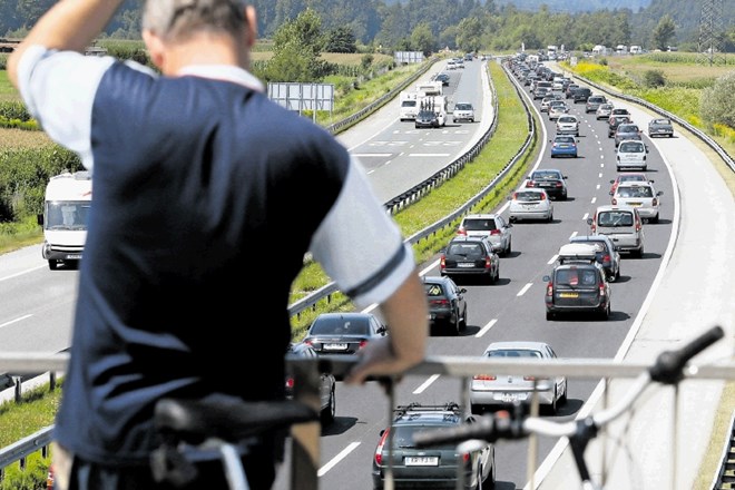 Gorenjska avtocesta glede na povprečno dnevno število vozil, po mnenju infrastrukturnega ministrstva ne sodi med bolj...