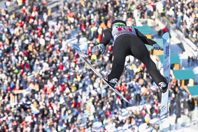 Domen Prevc je na tekmi v Garmisch-Partenkirchnu skočil do 17. mesta, po dveh tekmah novoletne turneje je skupno deveti.