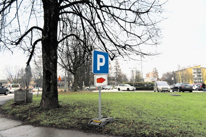 Parkirni prostor ob kranjskem zdravstvenem domu in kranjski porodnišnici je po razširitvi parkirišča lažje najti.