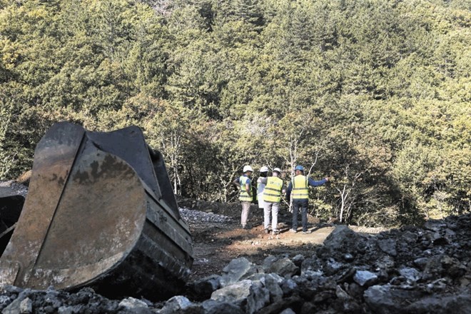 To domala neprehodno gozdnato sotesko bodo premostili mostova in galerija Glinščica. A preden delavci zapičijo prvo lopato,...