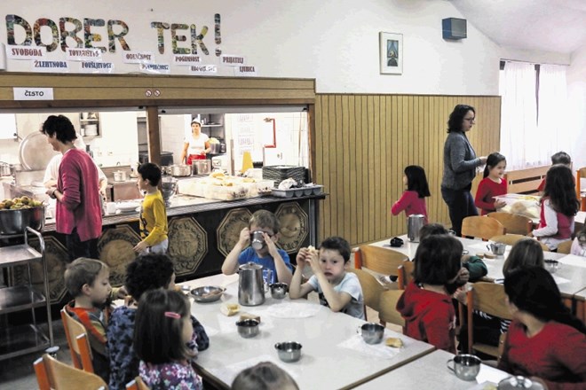 Osnovne šole imajo veliko dela s starši, ki ne plačujejo položnic za prehrano ali ekskurzije. Večinoma gre za skrite socialne...