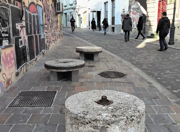 Mlinski kamni stojijo na križišču Trubarjeve ceste in Prečne ulice.