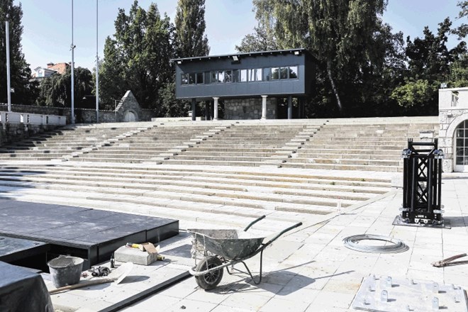 Po izbiri izvajalca na občini želijo, da bi se dela namestitve strehe na Križanke končala pred junijem letos.