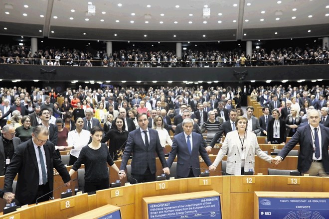 Evropski poslanci so se Britaniji v slovo prijeli za roke in zapeli tradicionalno škotsko pesem.