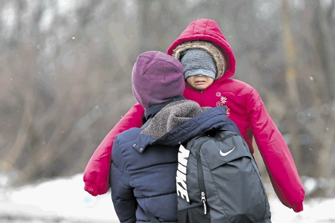 Stiki med očetom in trojčki so le krajši čas potekali gladko, nato pa so otroci srečanja z očetom začeli zavračati. Mati je...