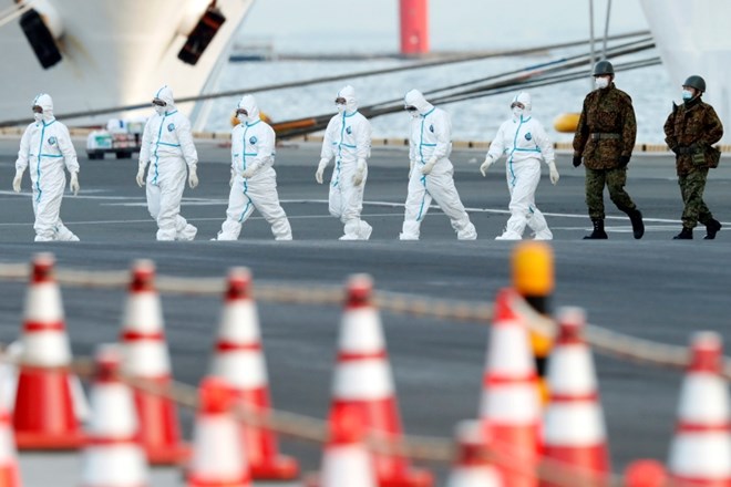 Na ladji za križarjenje Diamond Princess, ki je zaradi koronavirusa v karanteni v Jokohami na Japonskem, so diagnosticirali...