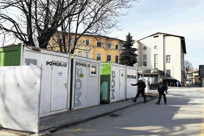 Tudi včeraj je bilo na območju celjske bolnišnice živahno,  pripravljalna dela za začetek gradnje se očitno nadaljujejo.