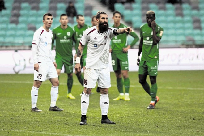 Triglav bo prve tri tekme spomladanskega dela z Rudarjem, Olimpijo in Muro odigral brez kapetana in gonilne sile Luka Majcna...