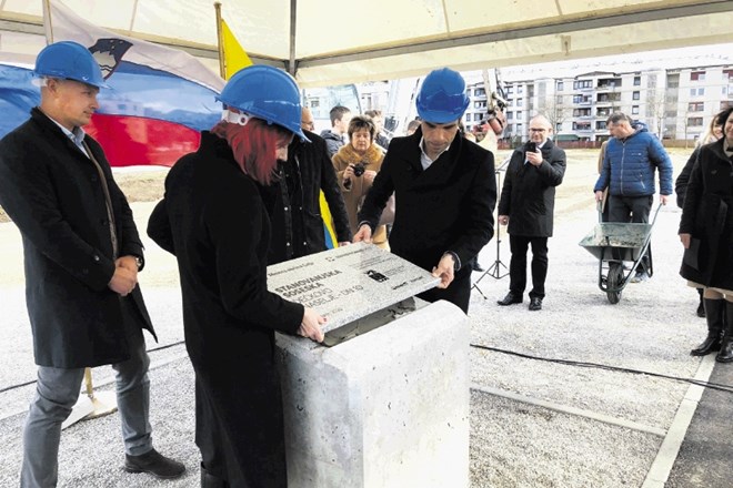 Temeljni kamen za novo stanovanjsko sosesko v Dečkovem naselju je položen.