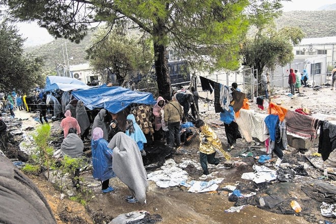 V šotorišču begunskega centra Moria se na prostoru, ki je primeren za 3000 ljudi, gnete 19.000 beguncev.