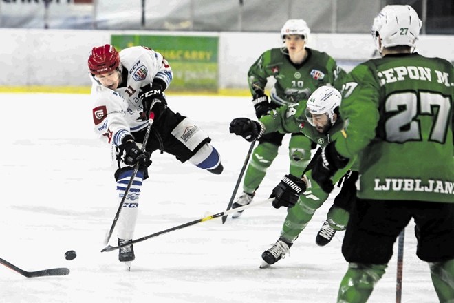 Olimpija (v zelenih dresih) v alpski ligi brani naslov prvaka, Jesenice pa v velikem finalu še niso nastopile.