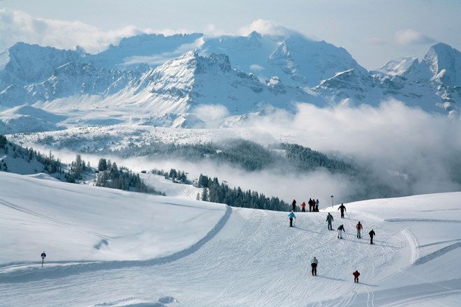 Zaradi novega koronavirusa bo predčasno zaprlo vrata več smučišč v Dolomitih.