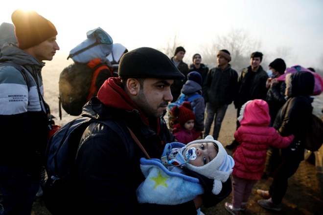 Migranti hodijo ob reki Evros, da bi prišli do Grčije.