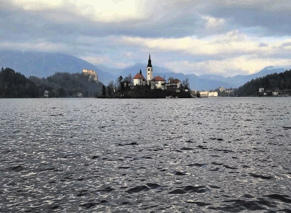 Zakonodaja, ki ureja varovanje voda, po mnenju predstavnikov blejske občine ne zadostuje za ohranjanje kakovosti Blejskega...