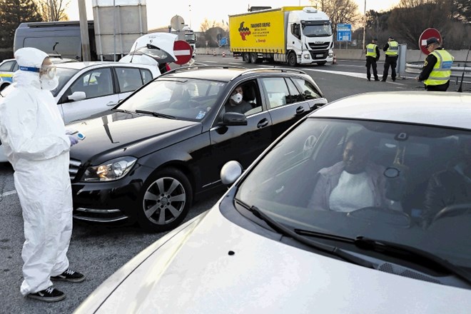 Pri nadzoru na mejnem prehodu Vrtojba so ob policistih tudi usposobljeni prostovoljci Rdečega križa, ki potnikom merijo...