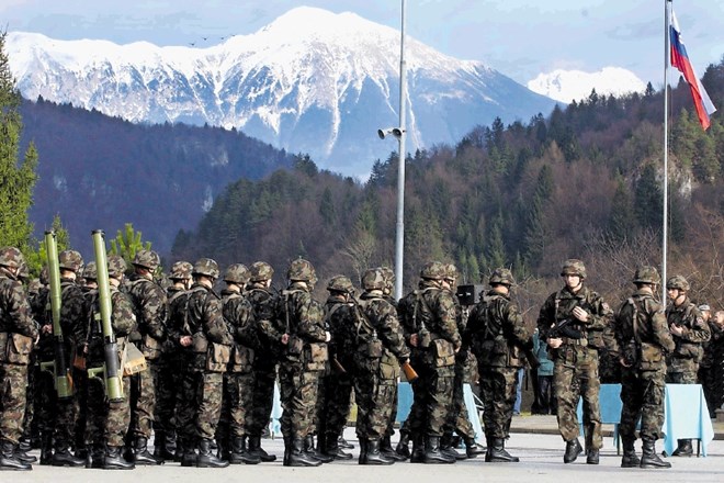 Prvi prostovoljni rezervisti leta 2002 pred vojašnico v Bohinjski Beli.